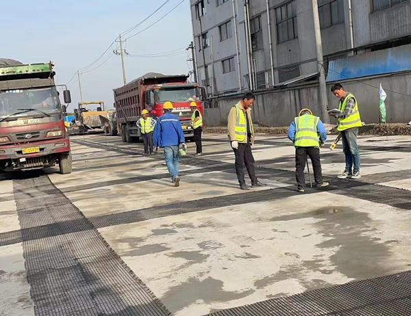 新巴尔虎左老材料的新故事：玻璃纤维土工格栅如何在‘白改黑’浪潮中重获新生？